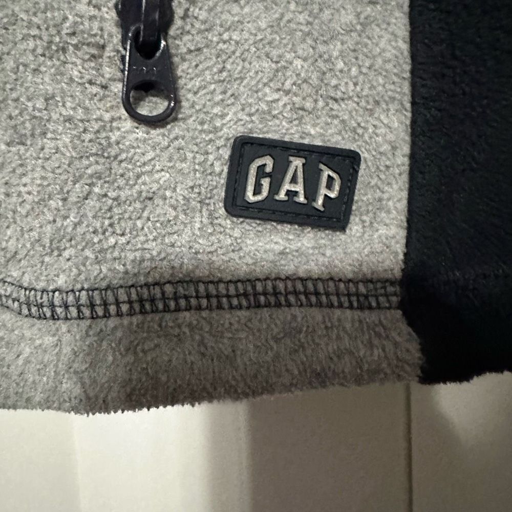 Gap boys sweater , 2 front zip pockets, 3/4 front zip, Black/grey - Picture 3 of 6